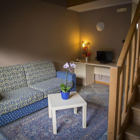 Hotel Ristorante La Perla Varallo Pombia ภายนอก รูปภาพ