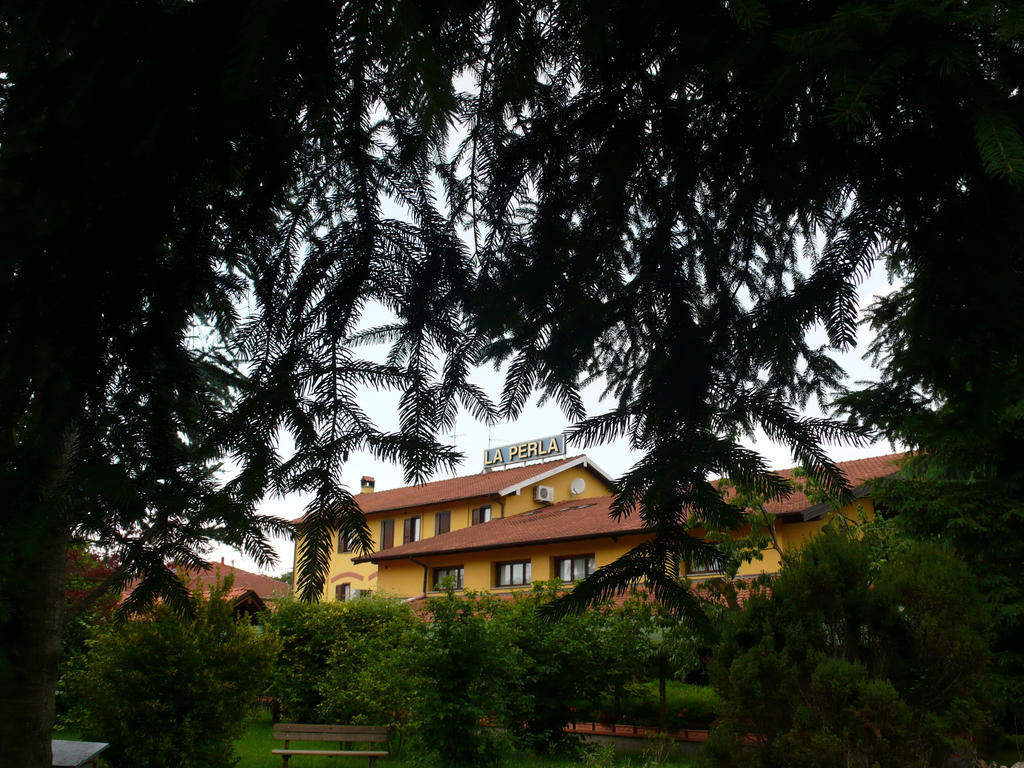 Hotel Ristorante La Perla Varallo Pombia ภายนอก รูปภาพ