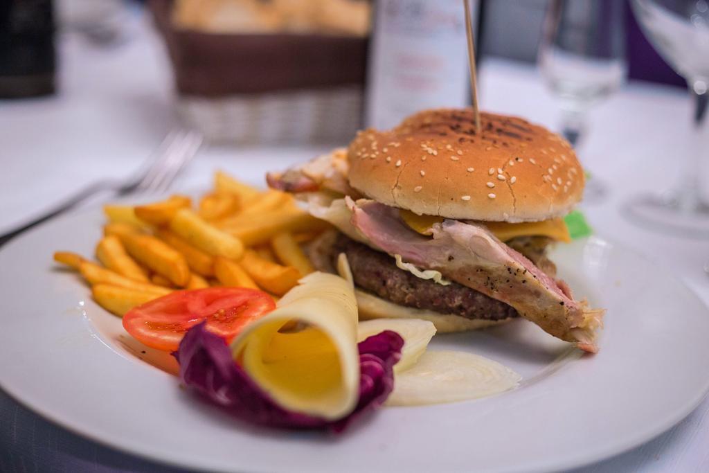 Hotel Ristorante La Perla Varallo Pombia ภายนอก รูปภาพ