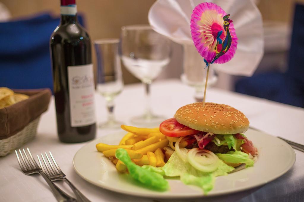Hotel Ristorante La Perla Varallo Pombia ภายนอก รูปภาพ