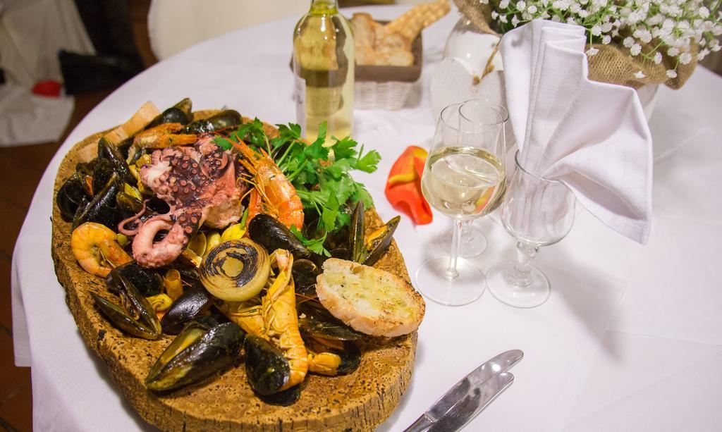 Hotel Ristorante La Perla Varallo Pombia ภายนอก รูปภาพ