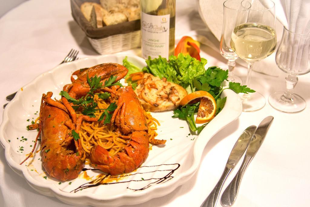 Hotel Ristorante La Perla Varallo Pombia ภายนอก รูปภาพ