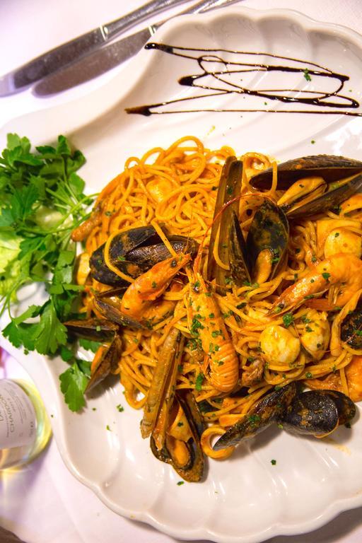 Hotel Ristorante La Perla Varallo Pombia ภายนอก รูปภาพ