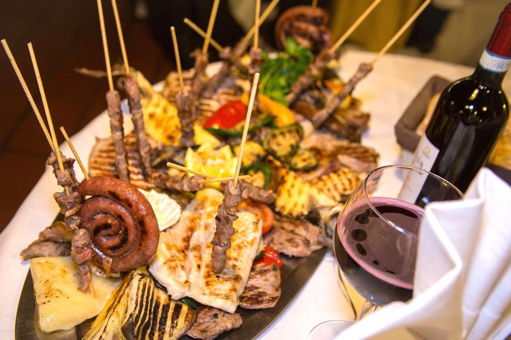 Hotel Ristorante La Perla Varallo Pombia ภายนอก รูปภาพ
