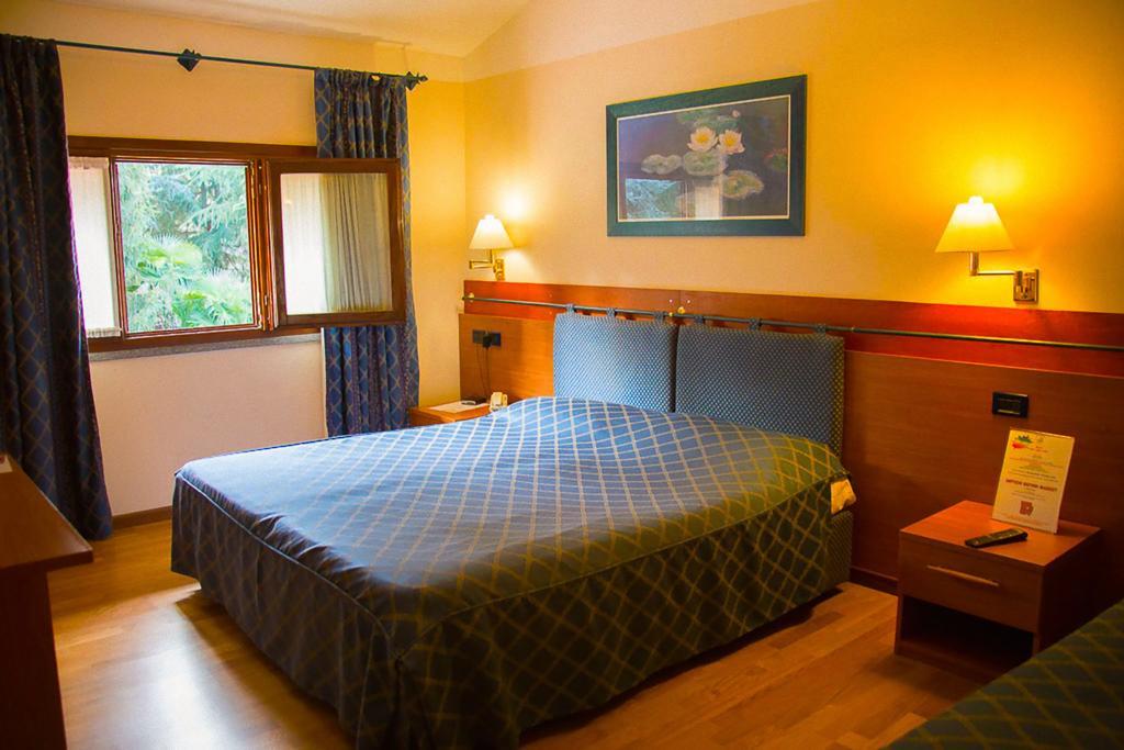 Hotel Ristorante La Perla Varallo Pombia ภายนอก รูปภาพ