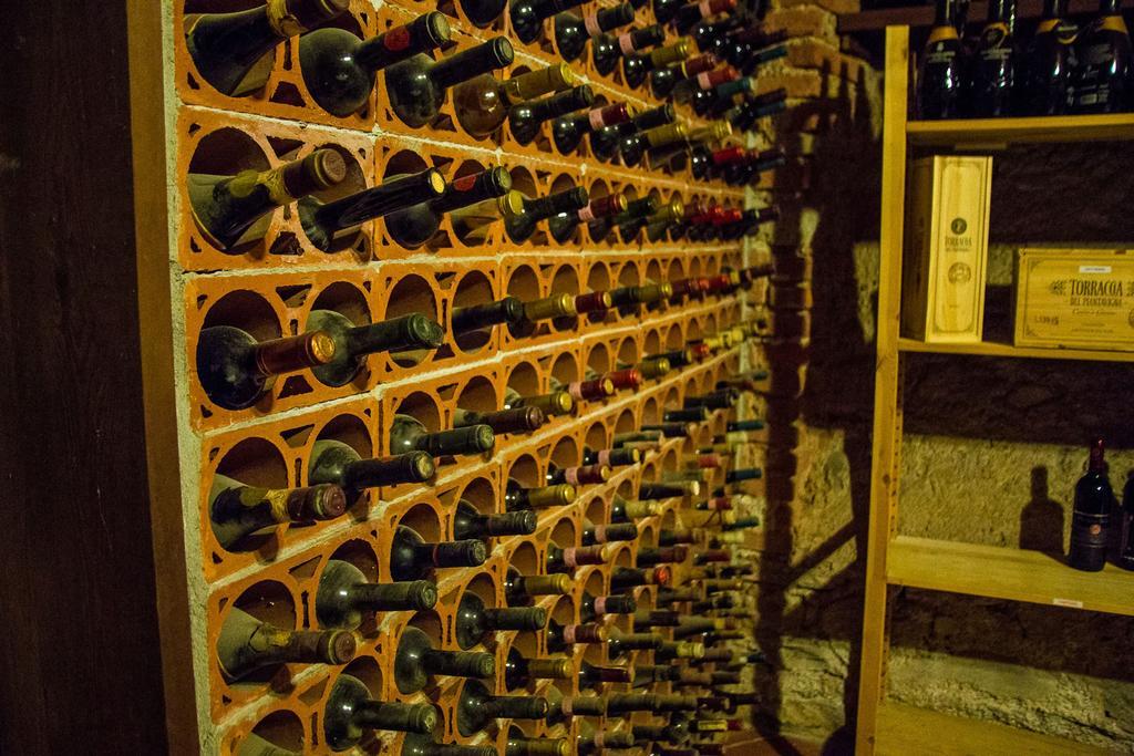 Hotel Ristorante La Perla Varallo Pombia ภายนอก รูปภาพ
