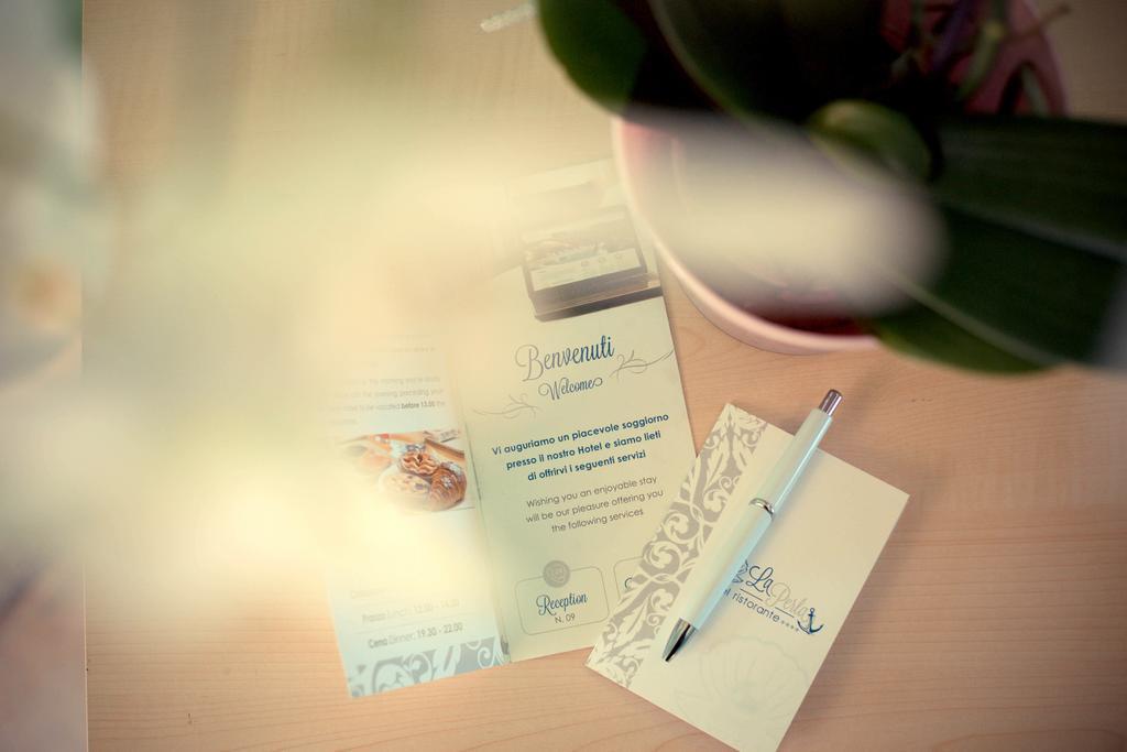 Hotel Ristorante La Perla Varallo Pombia ภายนอก รูปภาพ