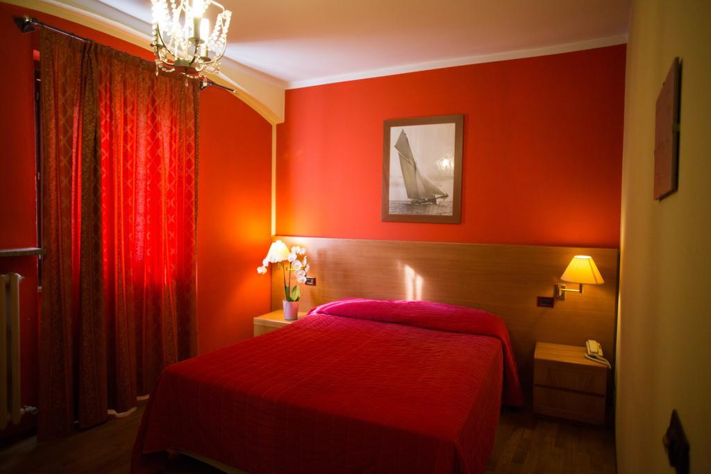 Hotel Ristorante La Perla Varallo Pombia ภายนอก รูปภาพ