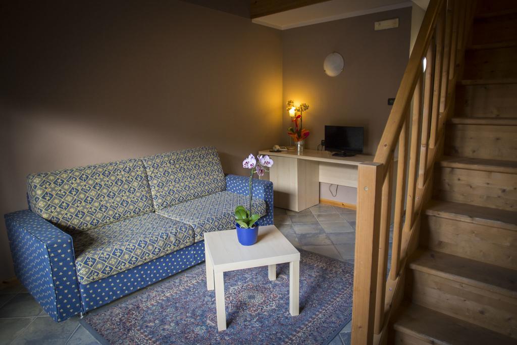Hotel Ristorante La Perla Varallo Pombia ภายนอก รูปภาพ