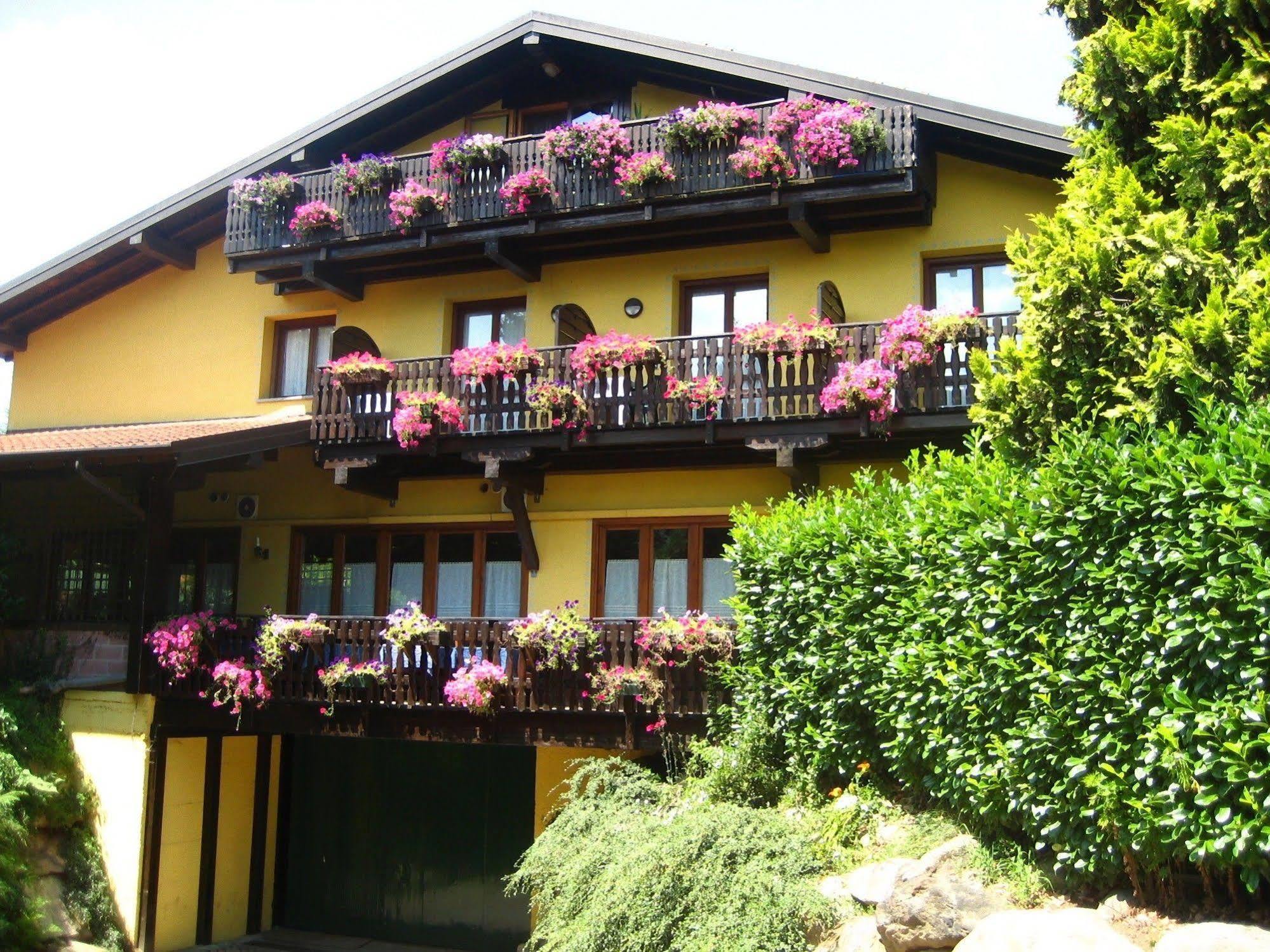Hotel Ristorante La Perla Varallo Pombia ภายนอก รูปภาพ