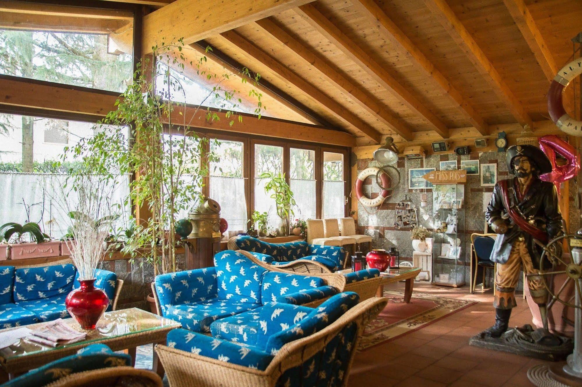 Hotel Ristorante La Perla Varallo Pombia ภายนอก รูปภาพ