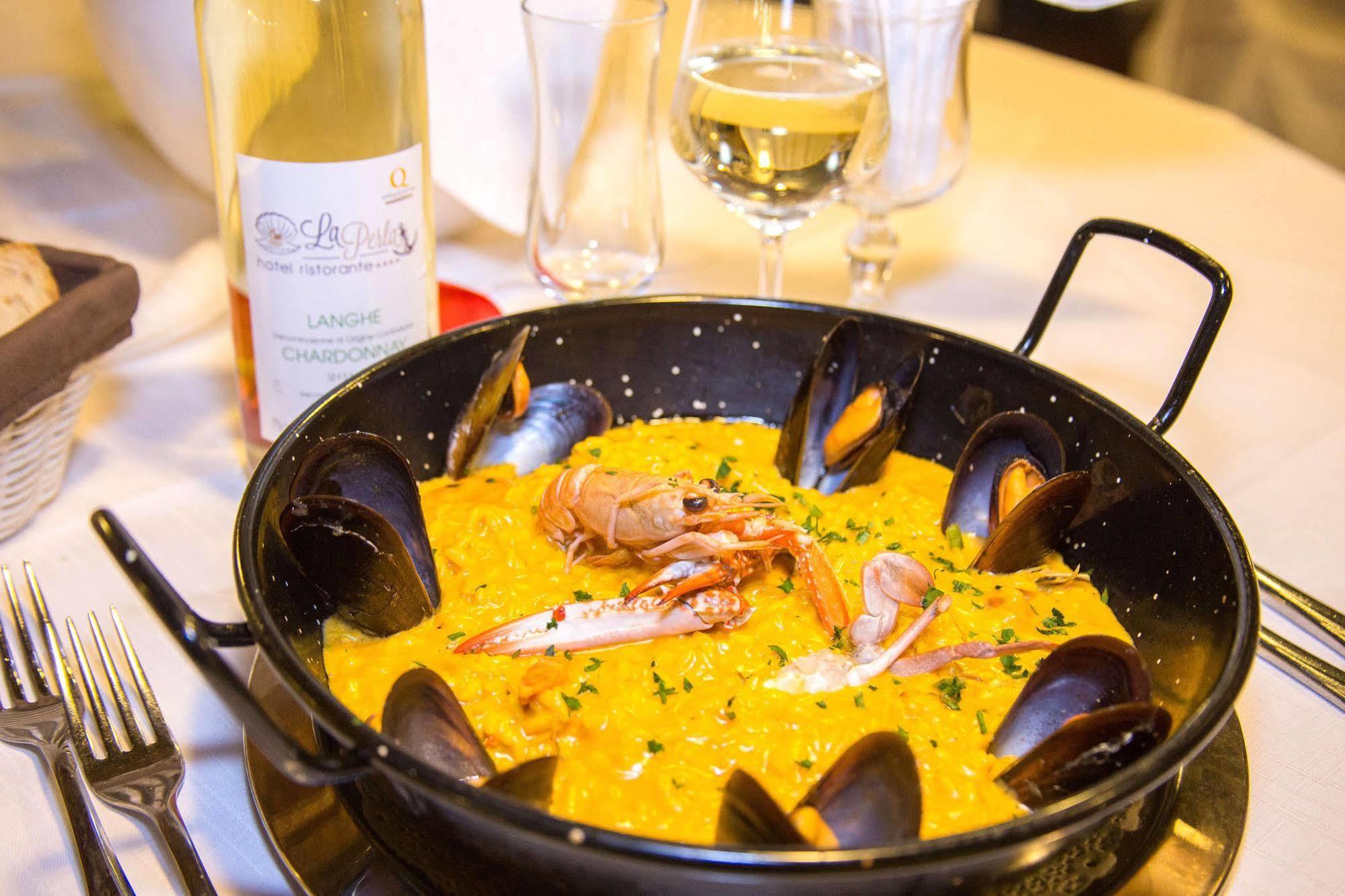 Hotel Ristorante La Perla Varallo Pombia ภายนอก รูปภาพ