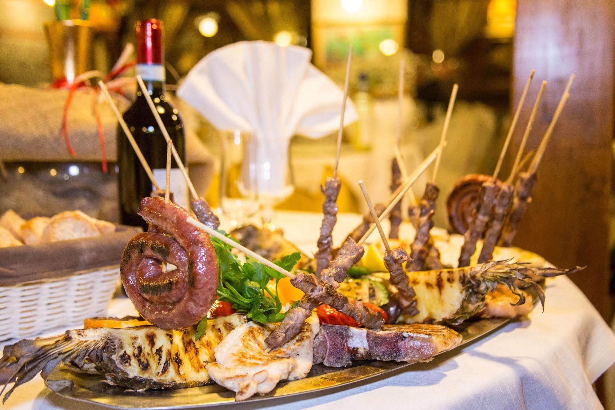 Hotel Ristorante La Perla Varallo Pombia ภายนอก รูปภาพ