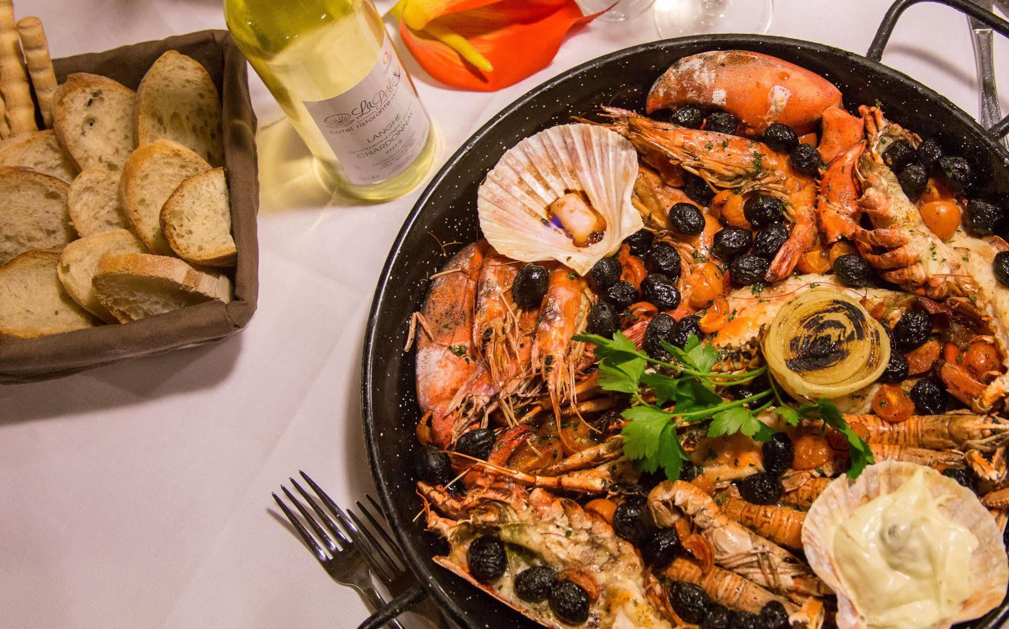 Hotel Ristorante La Perla Varallo Pombia ภายนอก รูปภาพ