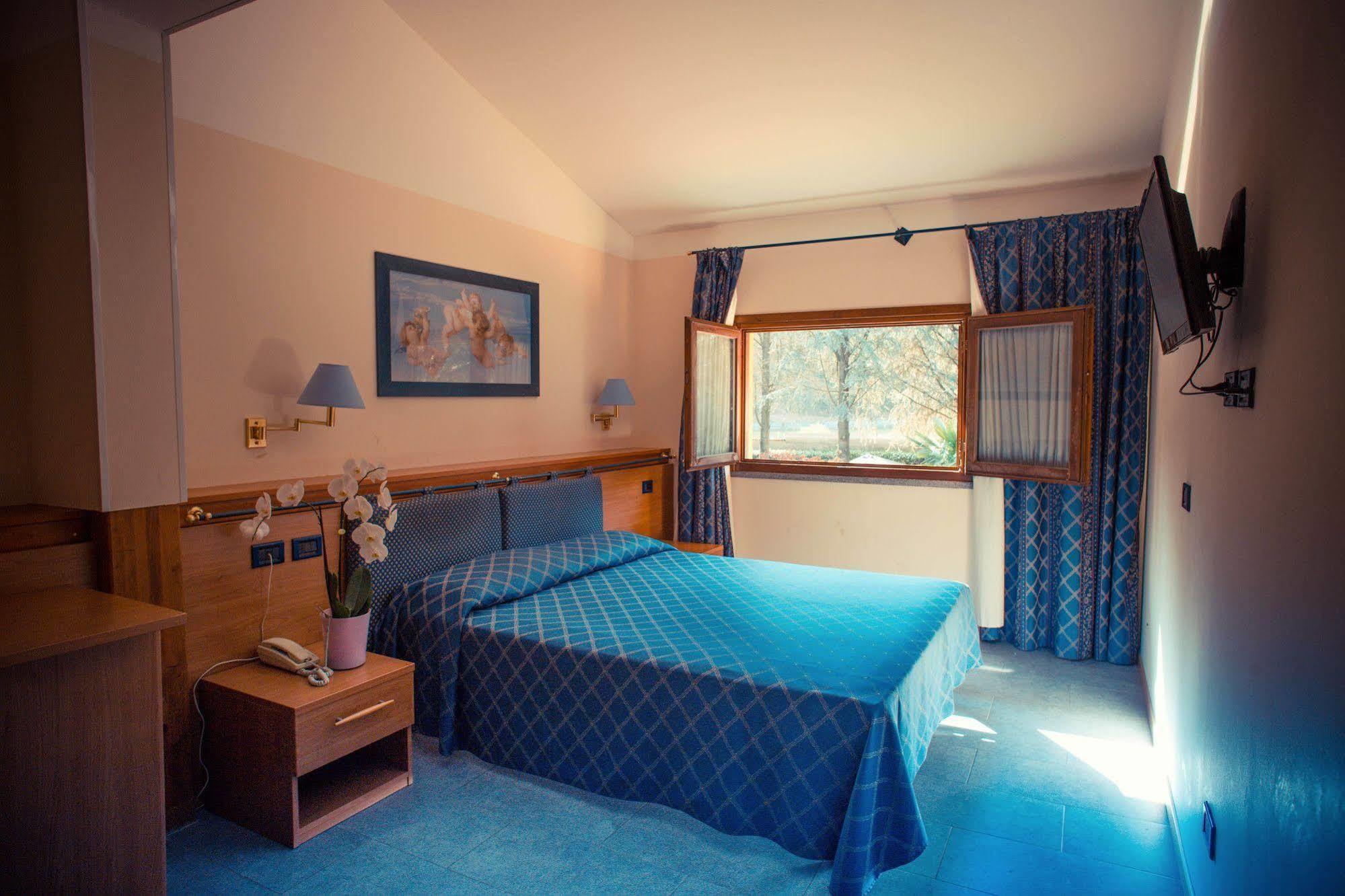 Hotel Ristorante La Perla Varallo Pombia ภายนอก รูปภาพ