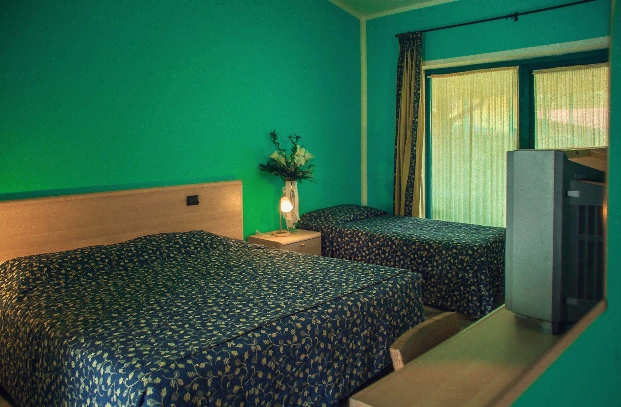 Hotel Ristorante La Perla Varallo Pombia ภายนอก รูปภาพ