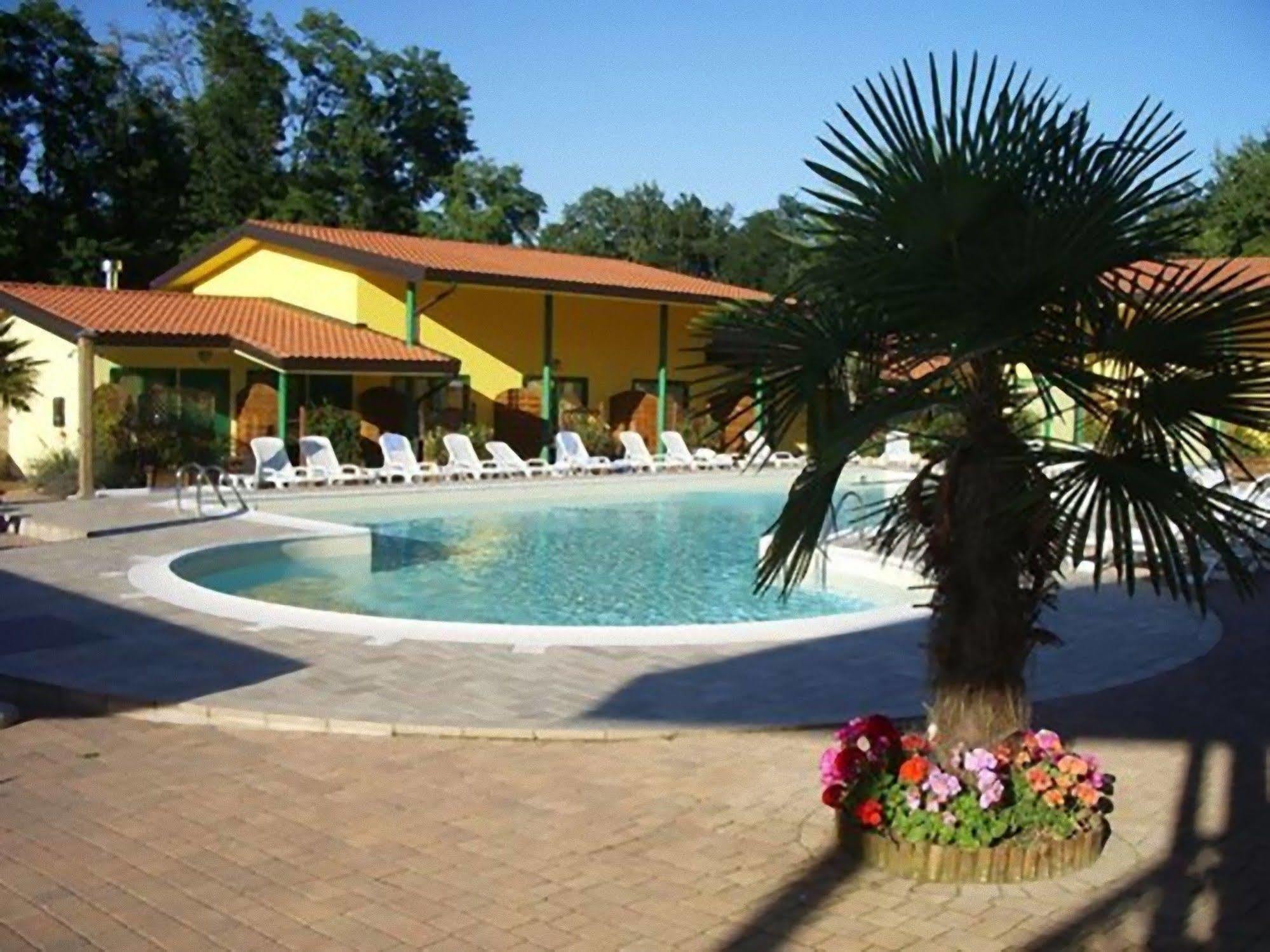 Hotel Ristorante La Perla Varallo Pombia ภายนอก รูปภาพ