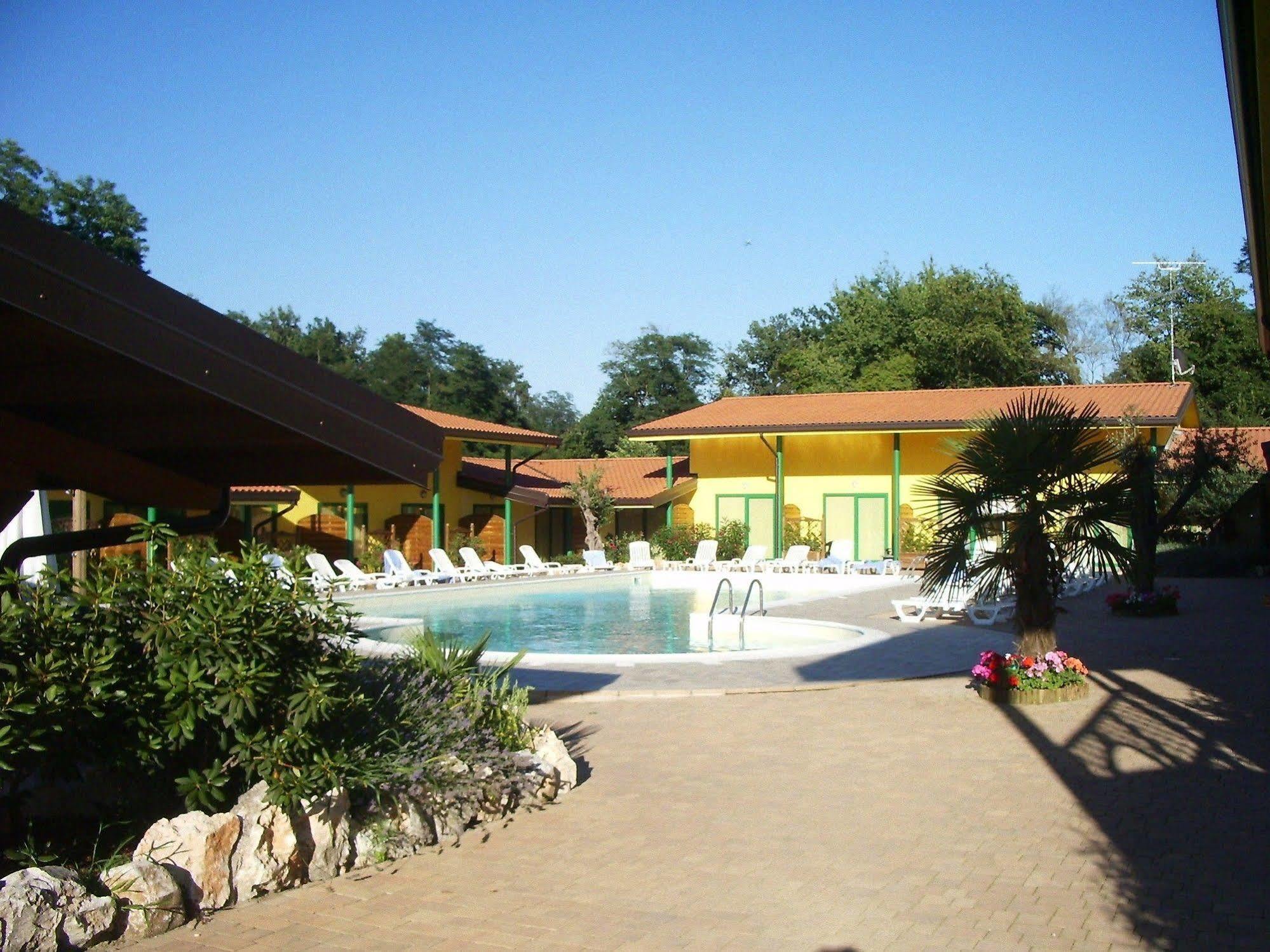 Hotel Ristorante La Perla Varallo Pombia ภายนอก รูปภาพ