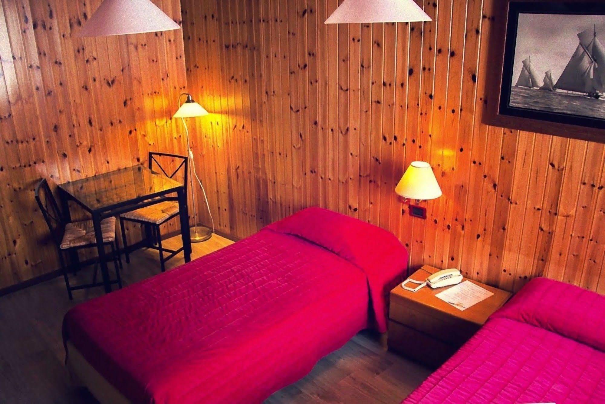 Hotel Ristorante La Perla Varallo Pombia ภายนอก รูปภาพ