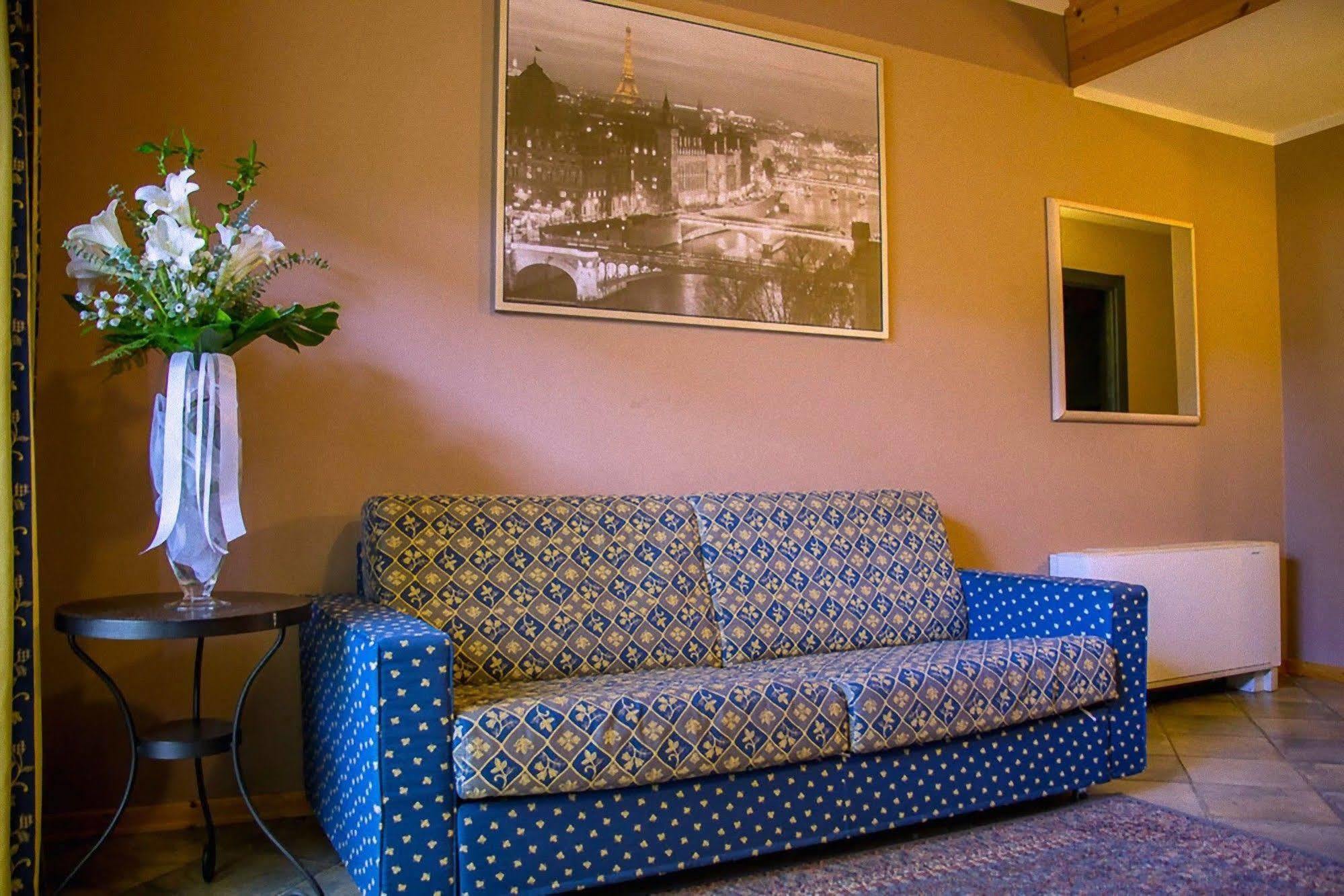 Hotel Ristorante La Perla Varallo Pombia ภายนอก รูปภาพ