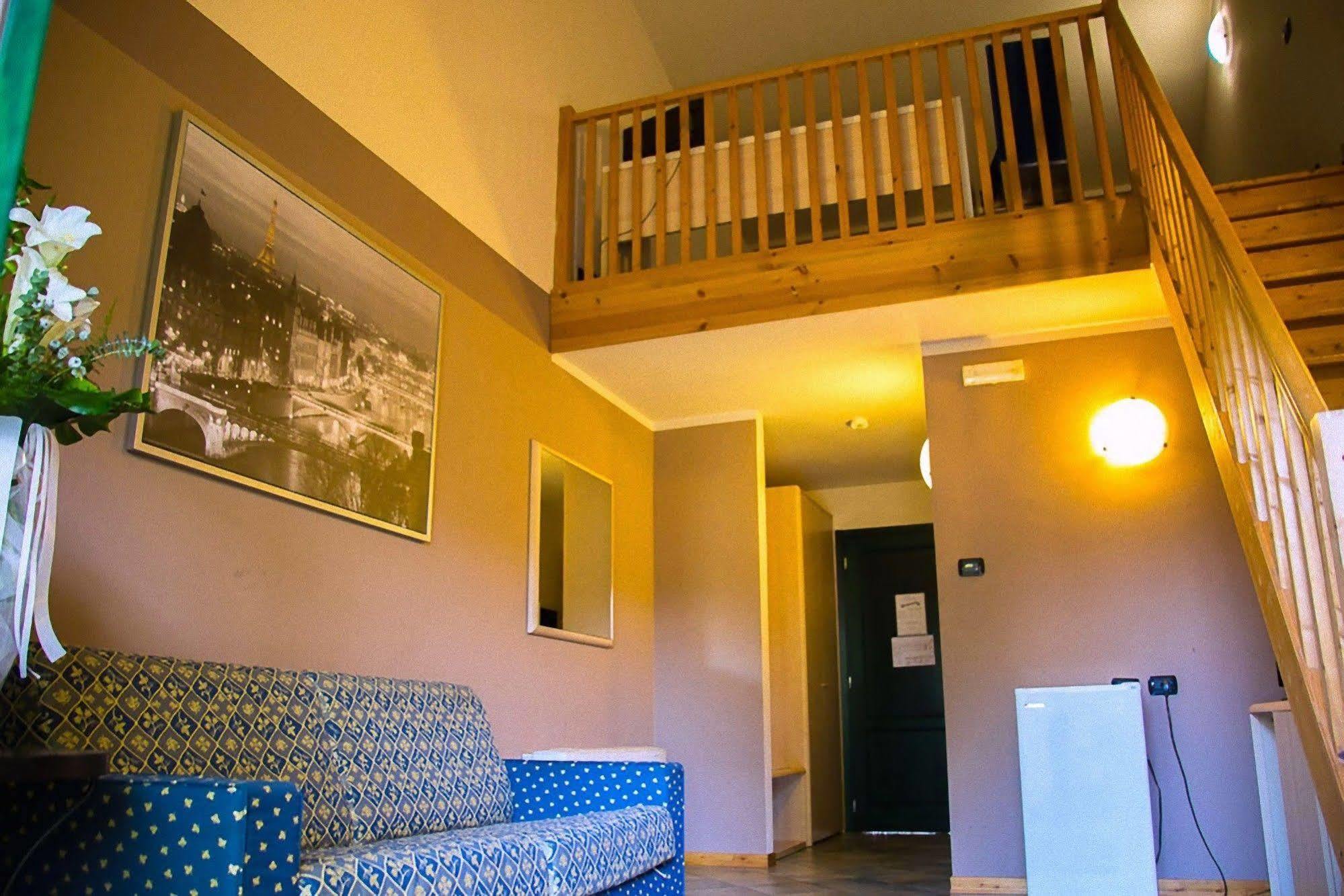 Hotel Ristorante La Perla Varallo Pombia ภายนอก รูปภาพ