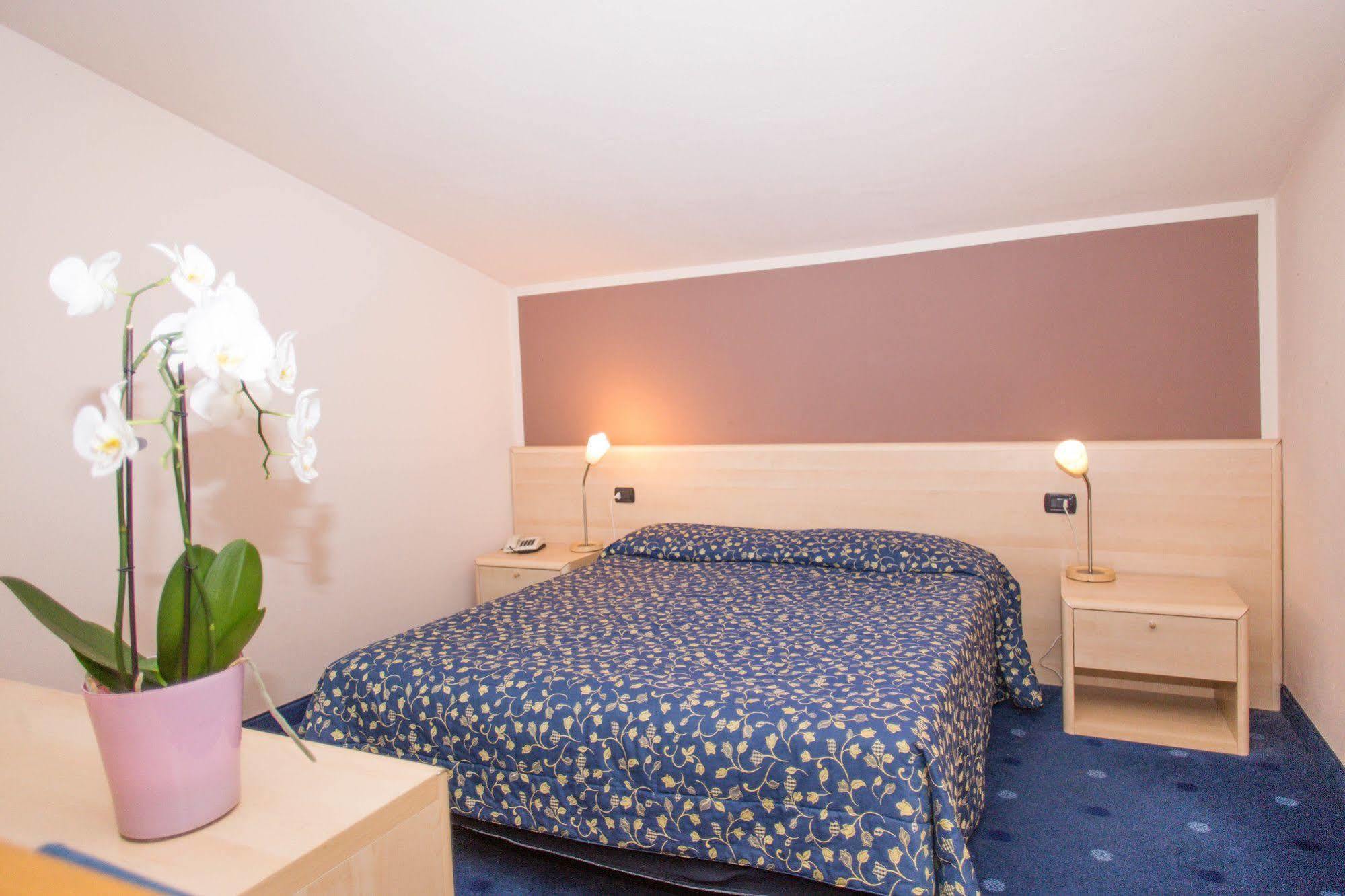 Hotel Ristorante La Perla Varallo Pombia ภายนอก รูปภาพ