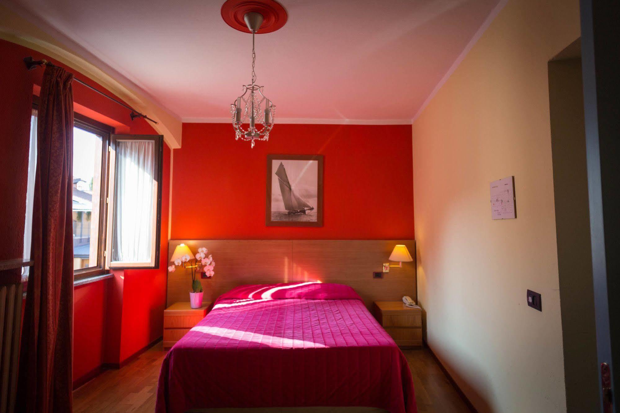 Hotel Ristorante La Perla Varallo Pombia ภายนอก รูปภาพ