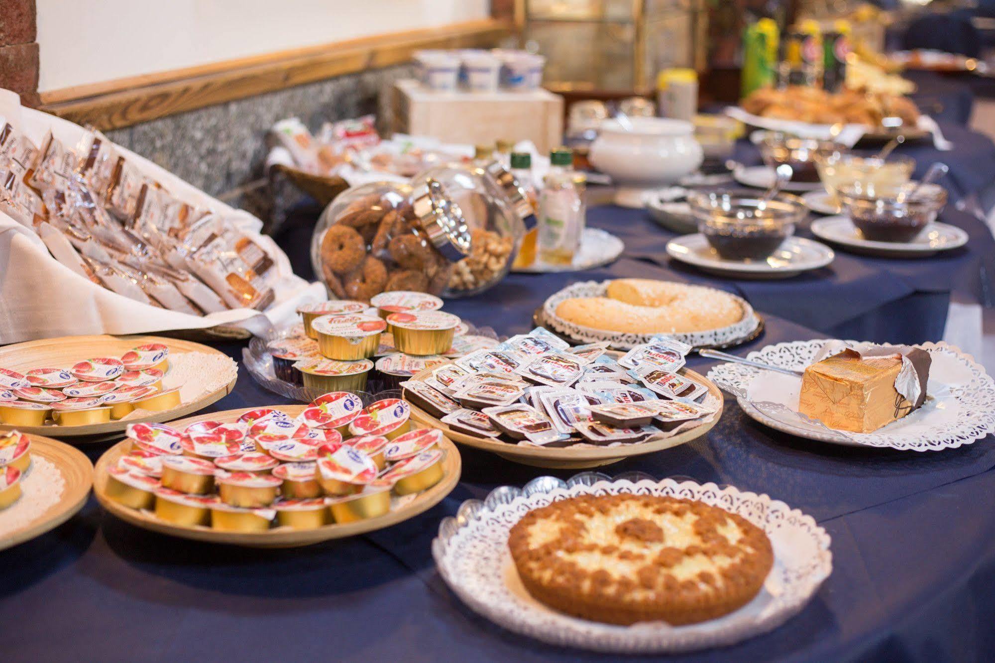 Hotel Ristorante La Perla Varallo Pombia ภายนอก รูปภาพ