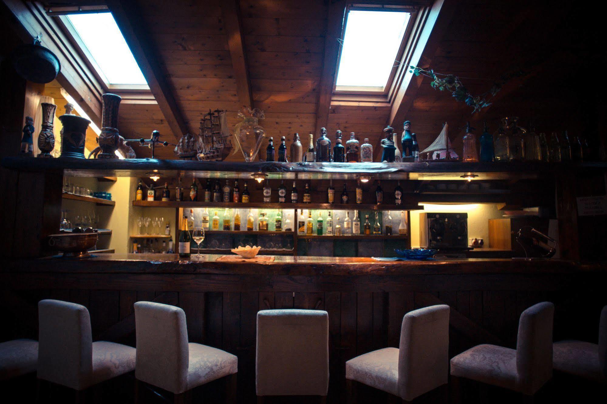 Hotel Ristorante La Perla Varallo Pombia ภายนอก รูปภาพ