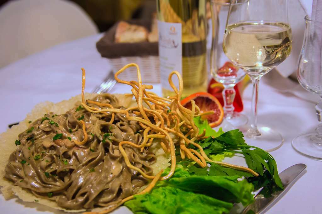 Hotel Ristorante La Perla Varallo Pombia ร้านอาหาร รูปภาพ